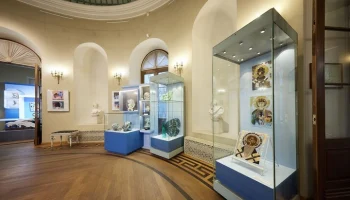 Работы династии художников по стеклу представили на выставке в усадьбе Кусково