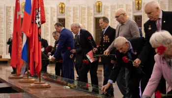 Около 200 московских ветеранов возложили цветы в Музее Победы