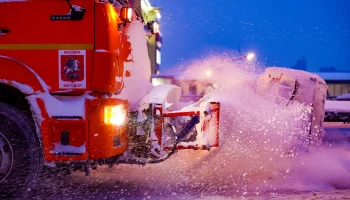 Городские службы очищают дороги и тротуары Москвы от снега в цикличном режиме