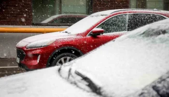 МЧС предупредило москвичей о гололедице и мокром снеге утром 15 февраля