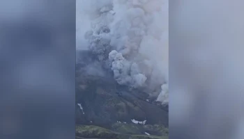 Поток лавы с вулкана на Камчатке может представлять опасность для туристов