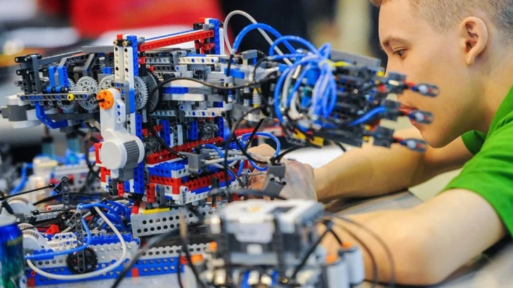 Робототехника и английский: участники «Зимы в Москве» проводят занятия для детей Робототехника и английский: участники «Зимы в Москве» проводят занятия для детей