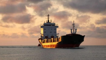 Судно получило повреждения после ракетной атаки у берегов Йемена