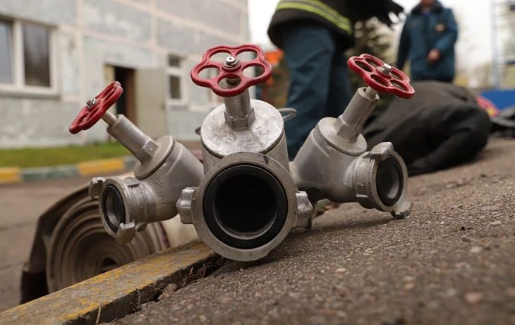 Сотрудники МЧС России ликвидируют пожар в Новой Москве Сотрудники МЧС России ликвидируют пожар в Новой Москве