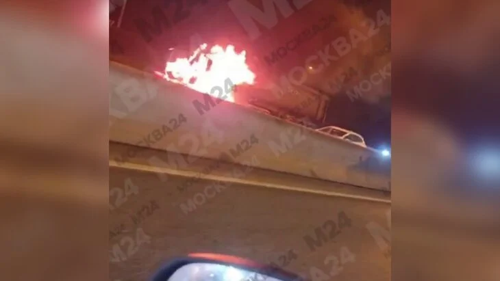 Грузовик загорелся на 48-м км МКАД, движение затруднено Грузовик загорелся на 48-м км МКАД, движение затруднено