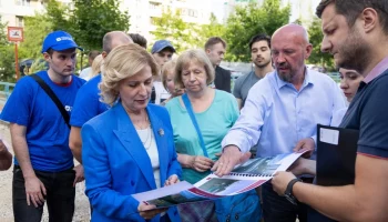 Сенатор Святенко обсудила с жителями благоустройство пруда-регулятора в Марьине