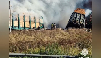 Столкнувшийся с поездом грузовик под Смоленском выехал на красный свет