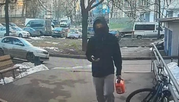 Подросток после телефонного разговора поджег дверь квартиры на западе Москвы