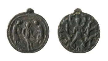 Древнерусский амулет с изображением змееногой женщины отреставрировали в Москве