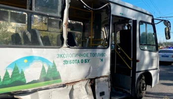 Грузовик столкнулся с рейсовым автобусом в Волгограде