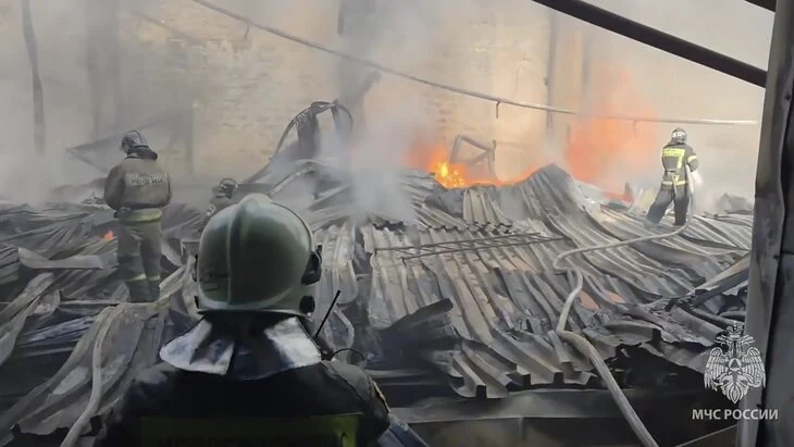 Пожар произошел на складе в Кашире на площади 7,5 тыс "квадратов" Пожар произошел на складе в Кашире на площади 7,5 тыс "квадратов"