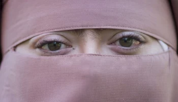 Меликов пообещал защиту врачу, критикуемой из-за просьбы к пациентке снять никаб