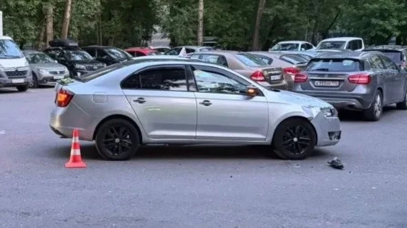 Иномарка Skoda сбила подростка на самокате на улице Федора Полетаева в Москве Иномарка Skoda сбила подростка на самокате на улице Федора Полетаева в Москве