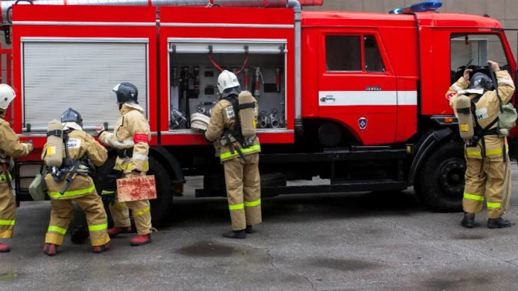 Строящееся трехэтажное здание горит на западе Москвы Строящееся трехэтажное здание горит на западе Москвы