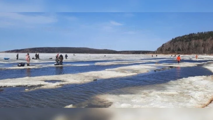 Сотрудники МЧС спасают 300 рыбаков в Сахалинской области Сотрудники МЧС спасают 300 рыбаков в Сахалинской области