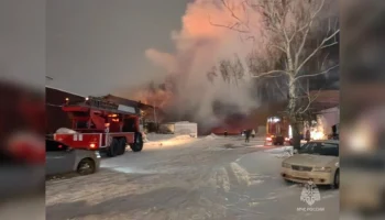 Крупный пожар произошел на складе в Новосибирске