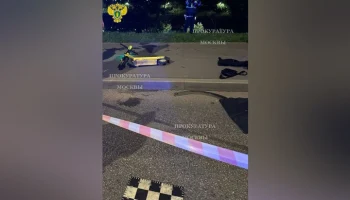 Подросток на самокате попал под автобус после столкновения со столбом в Москве