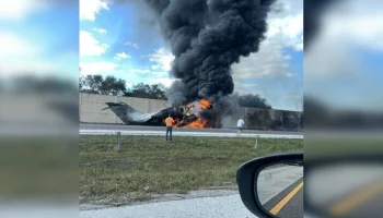 Бизнес-джет рухнул на автостраду в штате Флорида