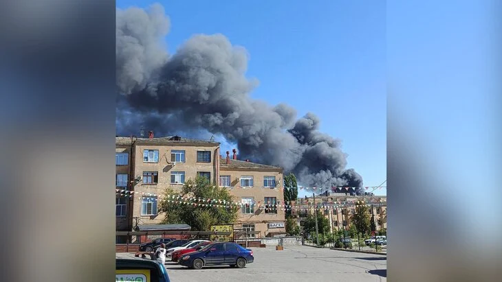 В Волгограде загорелся рынок на площади 1,2 тыс "квадратов" В Волгограде загорелся рынок на площади 1,2 тыс "квадратов"