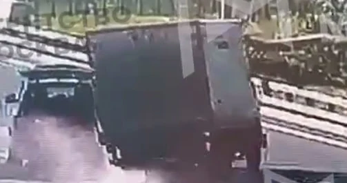 Видео с моментом смертельного ДТП на 39-м километре МКАД появилось в Сети Видео с моментом смертельного ДТП на 39-м километре МКАД появилось в Сети