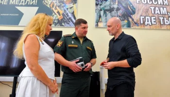 Артисты Сорокина и Чирков посетили единый пункт отбора на военную службу в Москве