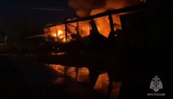 Крупный пожар произошел в ангаре с отходами и картоном в Ленобласти