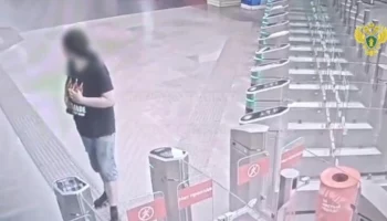 Мужчина разбил створку турникета на станции "Нижегородская" Некрасовской линии метро