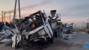 ТАСС: 12 человек госпитализированы после ДТП с вахтовым автобусом в Астрахани