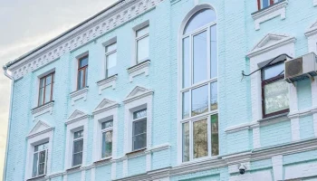 В 2025 году в Москве прошел капитальный ремонт в 10 домах с витражными окнами