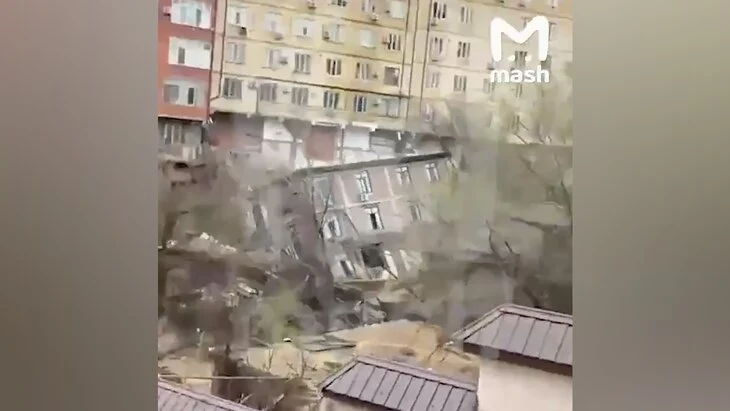 Многоквартирный дом обрушился в Махачкале после подтопления Многоквартирный дом обрушился в Махачкале после подтопления