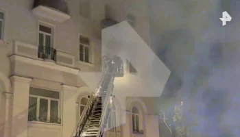 Крупный пожар произошел в жилом доме в центре Москвы