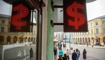 Возвращение в 90-е? Как приостановка торгов евро и доллара на Мосбирже изменит жизнь россиян