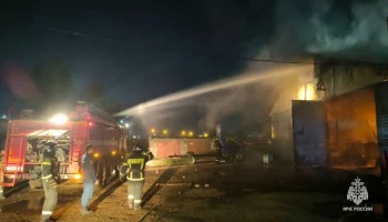 Четверо сотрудников МЧС пострадали при тушении пожара в промзоне Ярославля