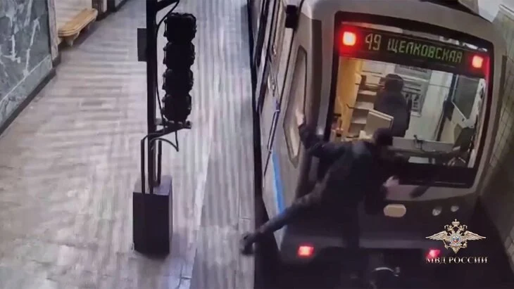 Москвич проехал на сцепке вагона поезда в столичном метро Москвич проехал на сцепке вагона поезда в столичном метро