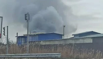 Два человека пострадали во время пожара в ангаре в Санкт-Петербурге