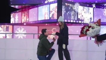 Мужчина сделал предложение своей возлюбленной на катке кинопарка &laquo;Москино&raquo;