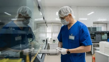 Инфекционисты назвали симптомы и последствия заражения ботулизмом