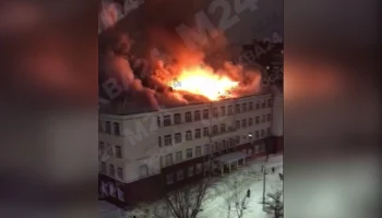 В подмосковном Подольске горит кровля школы на площади в 770 "квадратов"
