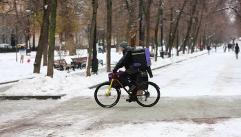 Водителей призвали быть внимательными за рулем из-за ледяного дождя в Москве