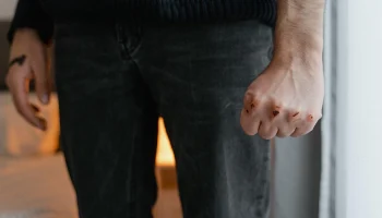 Прокуратура разберется в избиении учителя отцом пятиклассника в школе в Москве