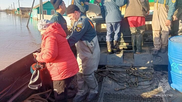 Более 1,1 тысячи человек эвакуировали после прорыва дамбы в Орске Более 1,1 тысячи человек эвакуировали после прорыва дамбы в Орске