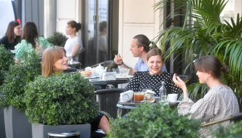 Индексация пенсий и алкоголь в летних кафе: что изменится в России с 1 июня