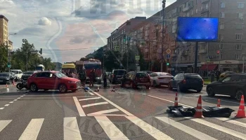 Мотоциклист погиб в ДТП на Комсомольском проспекте в Москве