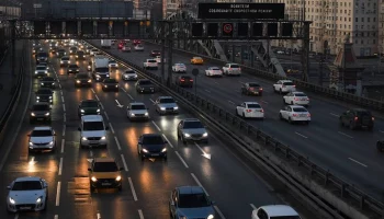 Автомобиль загорелся на внешней стороне ТТК в Москве