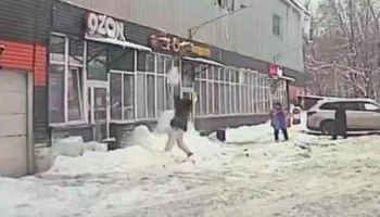 Глыба льда упала с крыши на девушку в подмосковной Ивантеевке