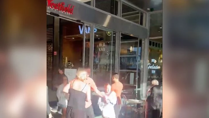 Australian: семь человек пострадали при нападении с ножом в ТЦ Сиднея Australian: семь человек пострадали при нападении с ножом в ТЦ Сиднея