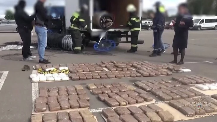 Полицейские обнаружили более 500 кг наркотиков в "Газели" в Подмосковье Полицейские обнаружили более 500 кг наркотиков в "Газели" в Подмосковье