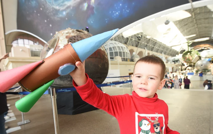 Москву украсили праздничными плакатами ко Дню космонавтики Москву украсили праздничными плакатами ко Дню космонавтики