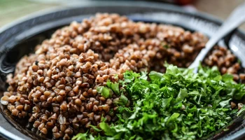 Диетолог Соломатина объяснила, чем зеленая гречка полезнее обычной