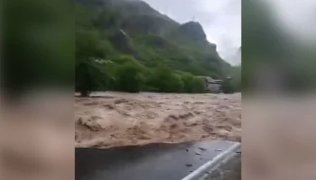 Река Дебед в Армении вышла из берегов и затопила трассу в Грузии